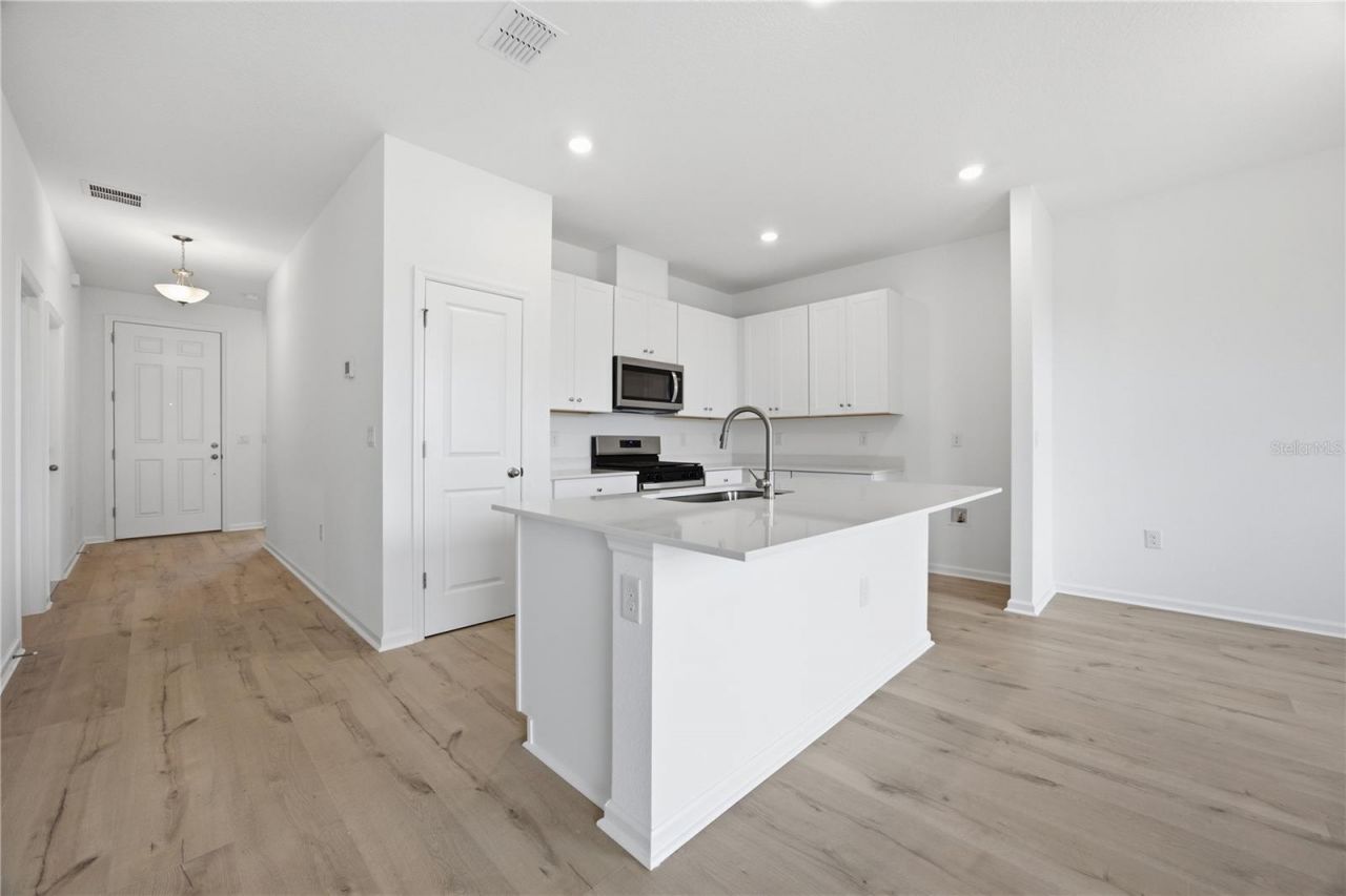6205 Sanders Grove Circle, Okahumpka, FL 34762 Photo