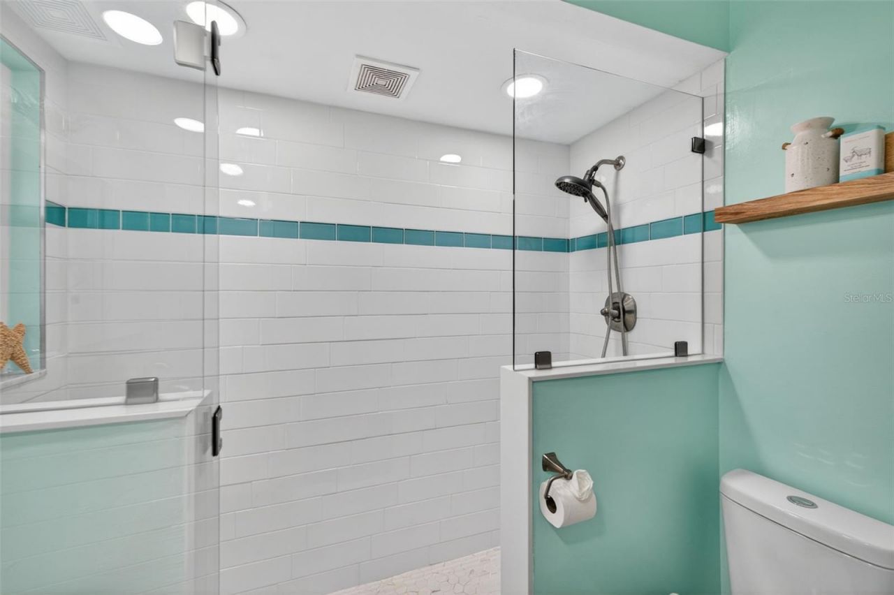 1022 Eden Isle Drive Ne, Saint Petersburg, FL 33704 Photo