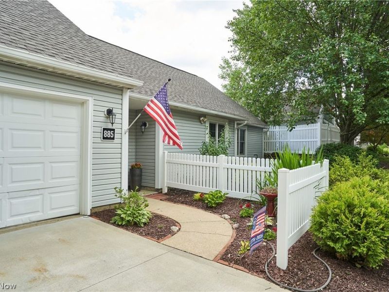885 Kenton Court, Akron, OH 44313 Photo 2