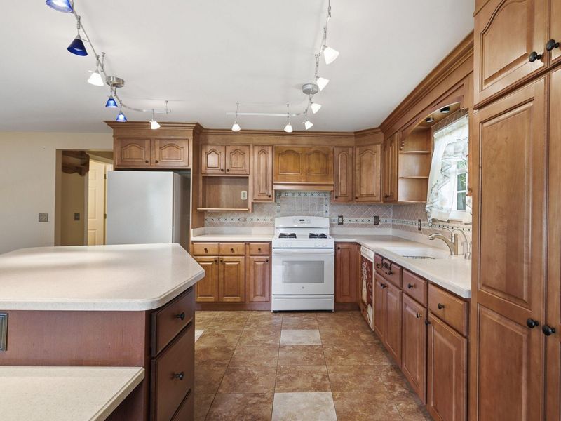 665 Edgefield Drive, Marion, OH 43302 Photo 9