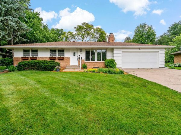 5104 Duggan Plaza , Edina, MN 55439