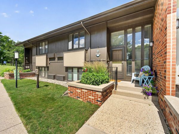 33 Lausanne Ct, Unit 33-06, Geneva, WI 53147