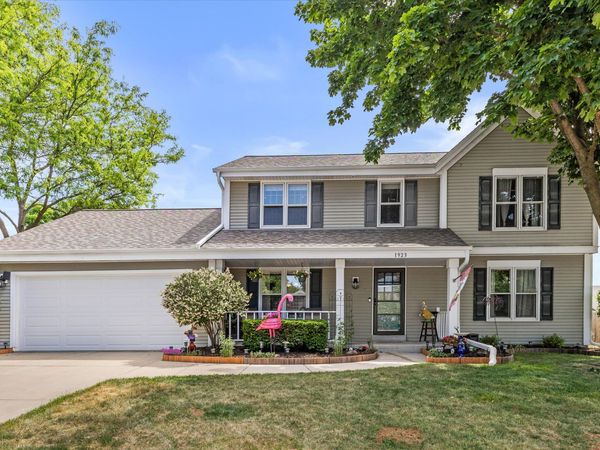 1923 Cliff-Alex Ct N, Waukesha, WI 53189