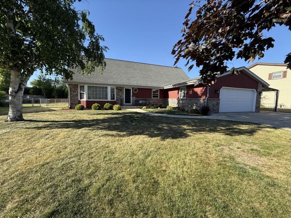8716 W Whitaker Ave, Greenfield, WI 53228