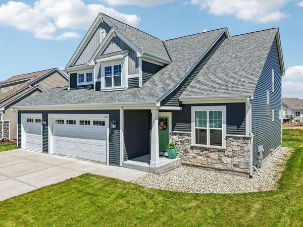 1390 Foxwood Pass, Oconomowoc, WI 53066