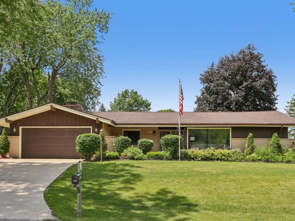 13295 W Old Oak Ct, New Berlin, WI 53151