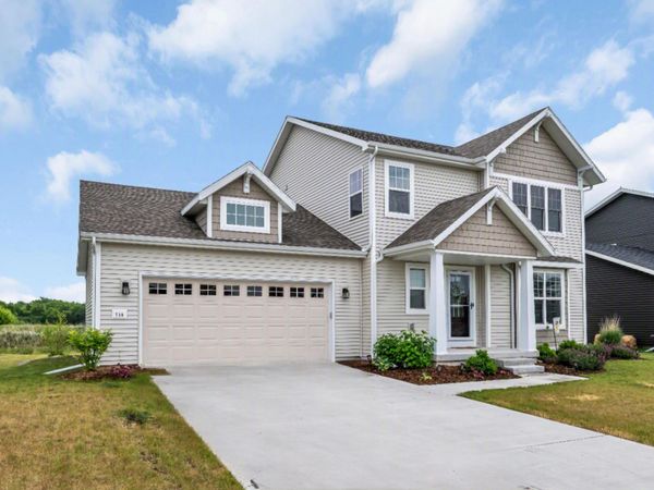 758 Burr Oak Ct, Oconomowoc, WI 53066