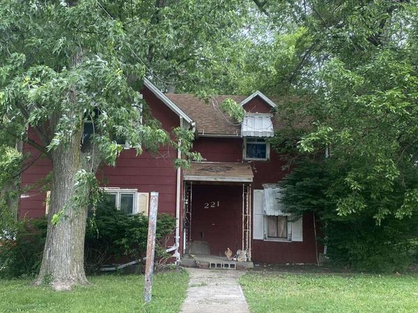 221 W PINE Street, Canton, IL 61520