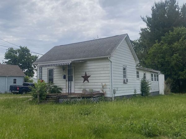 230 E HICKORY Street, Canton, IL 61520
