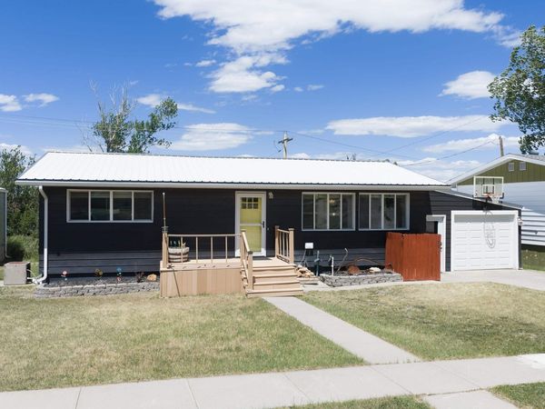 1004 E ST, Edgemont, SD 57735