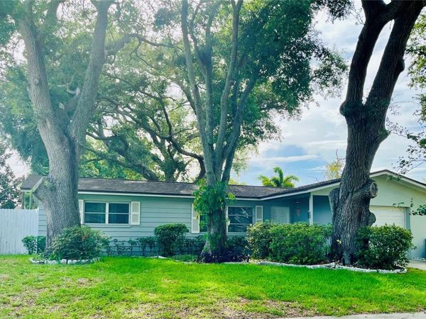 528 E LAKE DRIVE , LARGO, FL 33771