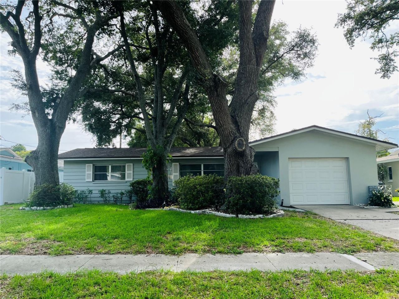 528 E Lake Drive, Largo, FL 33771 Photo
