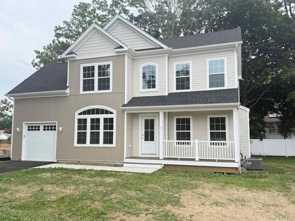 8 Gail Grace Court , Copiague, NY 11726