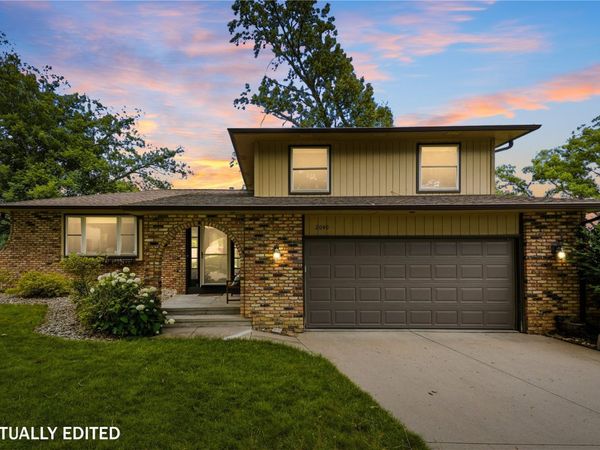 2040 Sandalwood Drive NE, Cedar Rapids, IA 52402