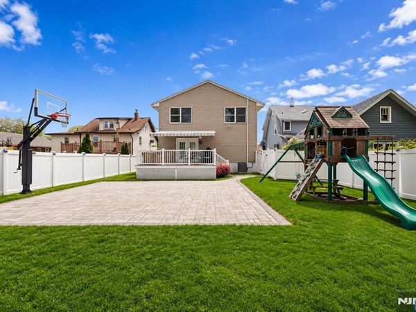 12 Chamberlain Avenue, LITTLE FERRY, NJ 07643