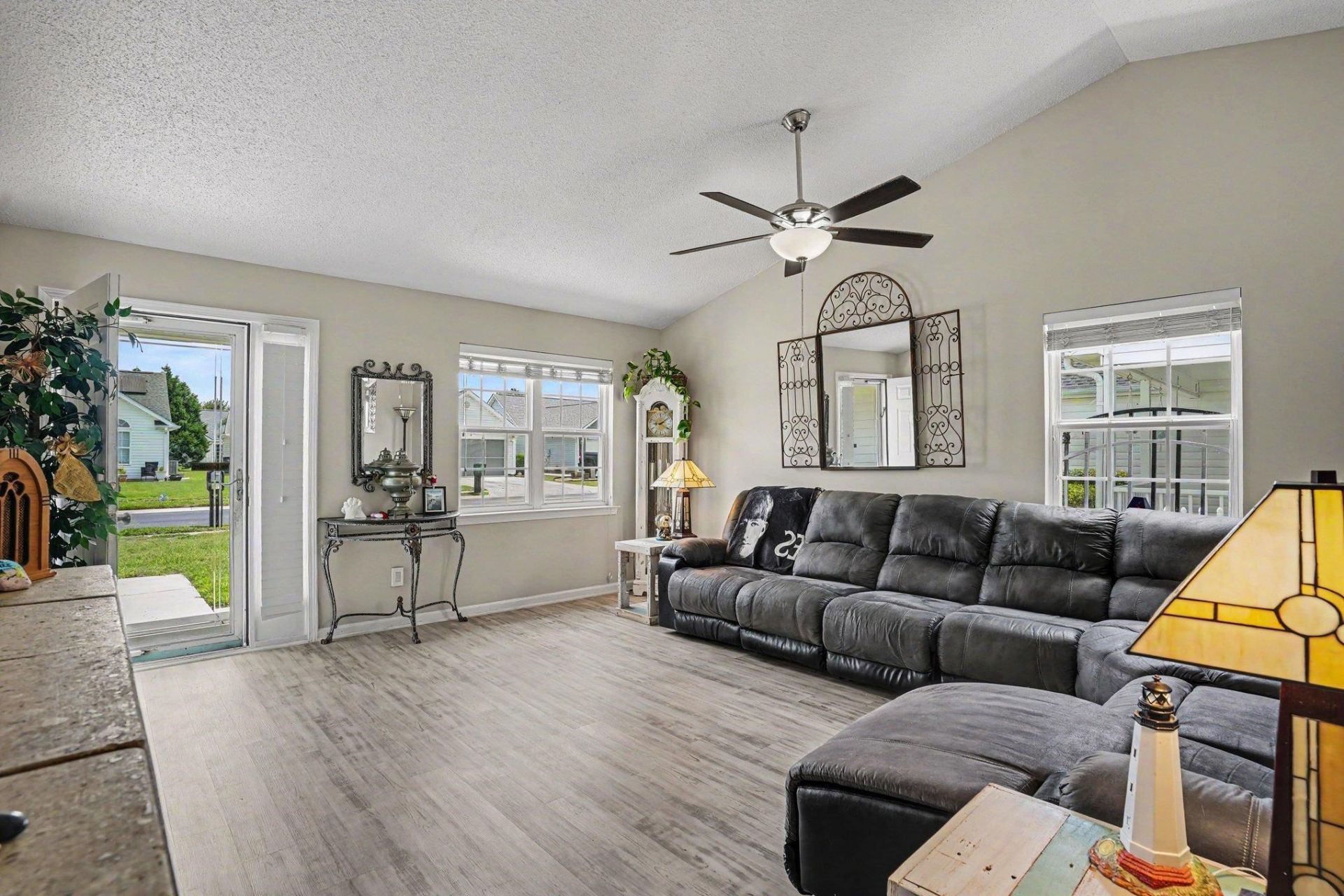 213 Lynco Ln. Photo 9