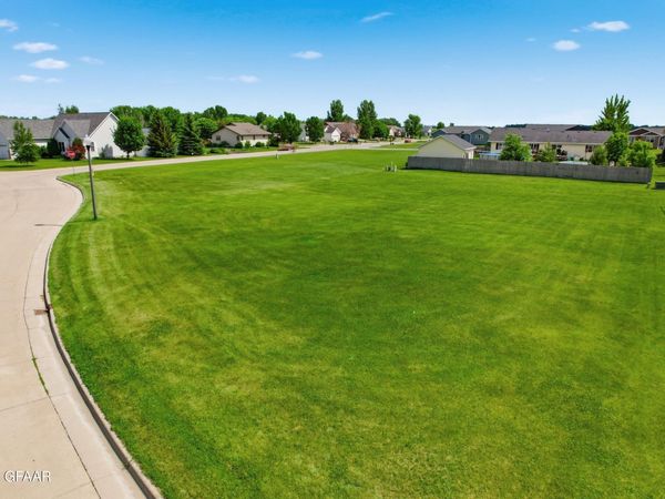 1014 13TH Street SE, East Grand Forks, MN 56721