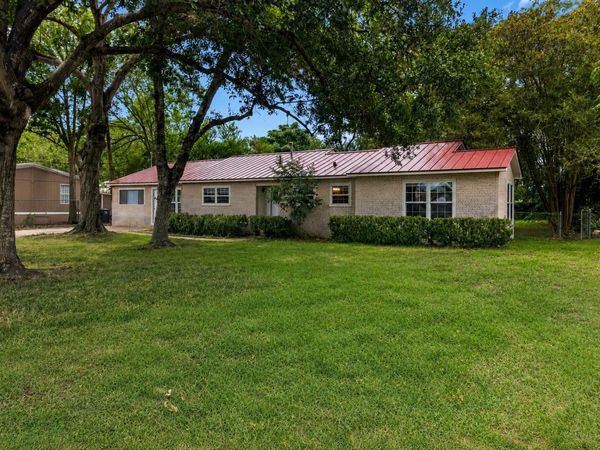 709 NE Tiger LN , Smithville, TX 78957