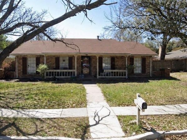 825 Pinoak Drive, Grand Prairie, TX 75052