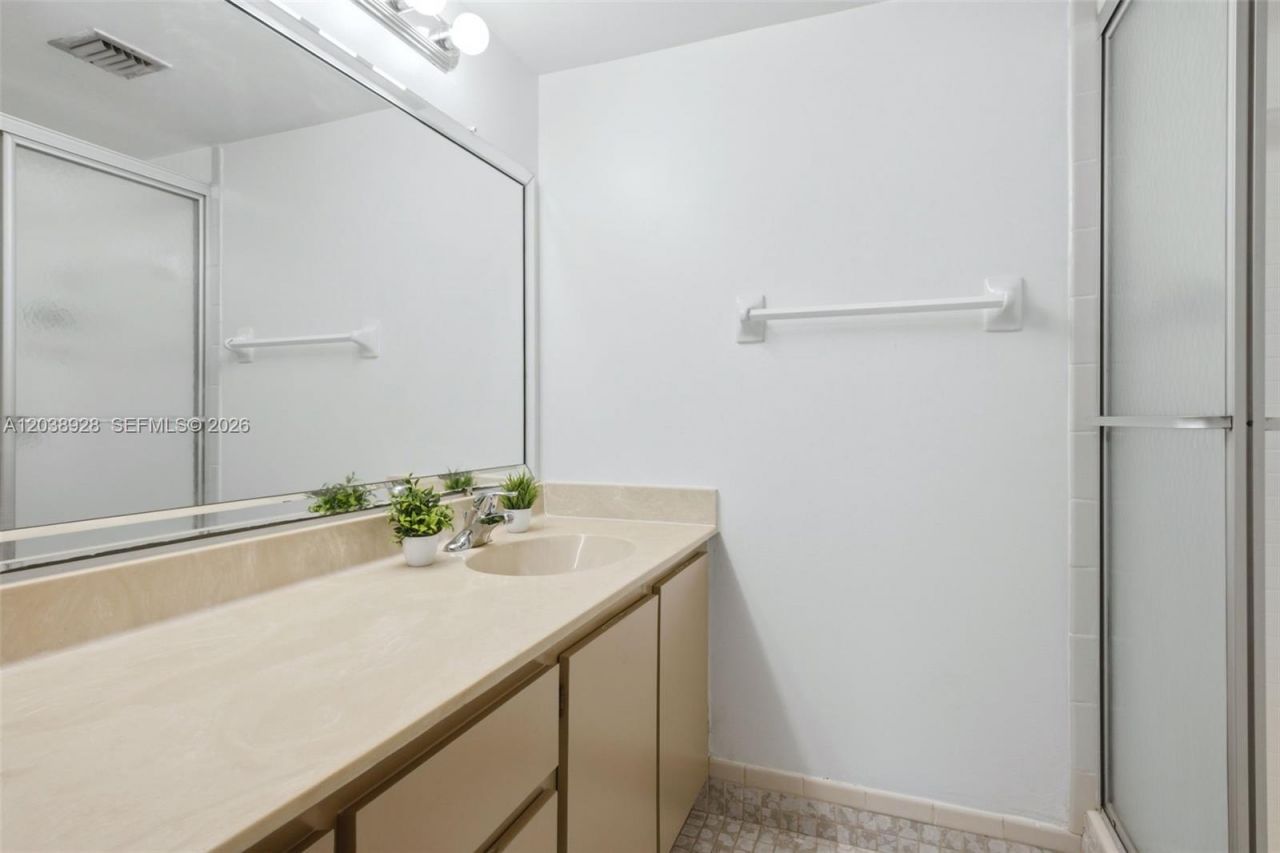 6800 Cypress Rd , Unit 201, Plantation, FL 33317 Photo
