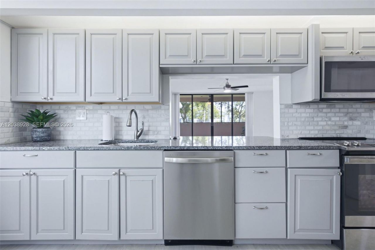 6800 Cypress Rd , Unit 201, Plantation, FL 33317 Photo