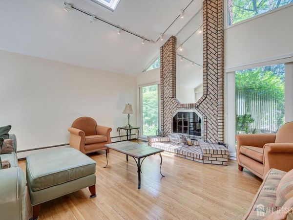 8 Parkside Drive, North Brunswick, NJ 08902