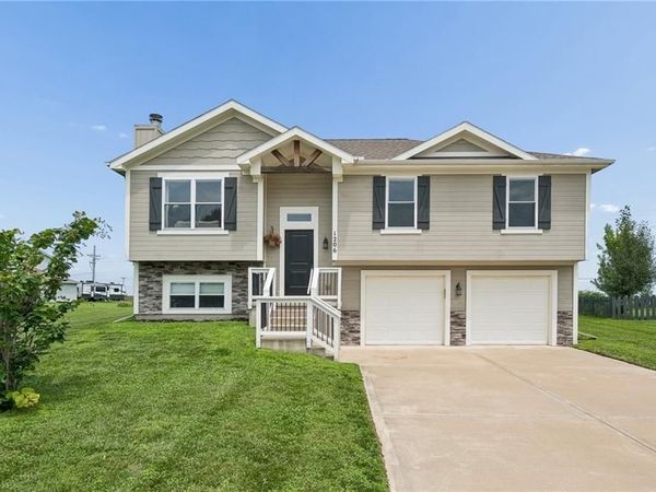 1206 Viola Street, Smithville, MO 64089