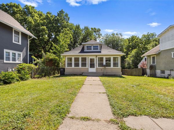 2405 E 9th Street, Des Moines, IA 50316