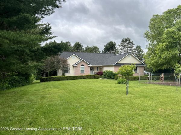 1960 Deerwood Circle, DeWitt, MI 48820