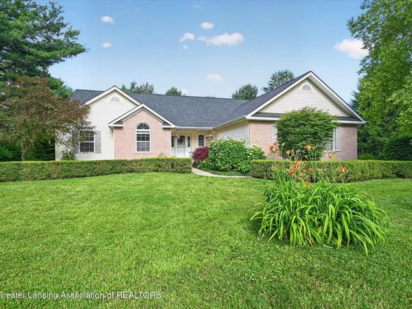 1960 Deerwood Circle, DeWitt, MI 48820