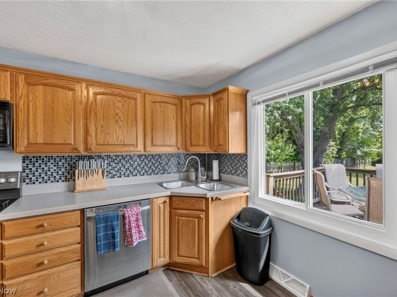 335 Bayshore Drive, Eastlake, OH 44095 Photo 8