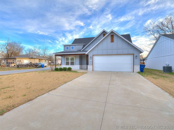 401 W Harrison Street , Chouteau, OK 74337