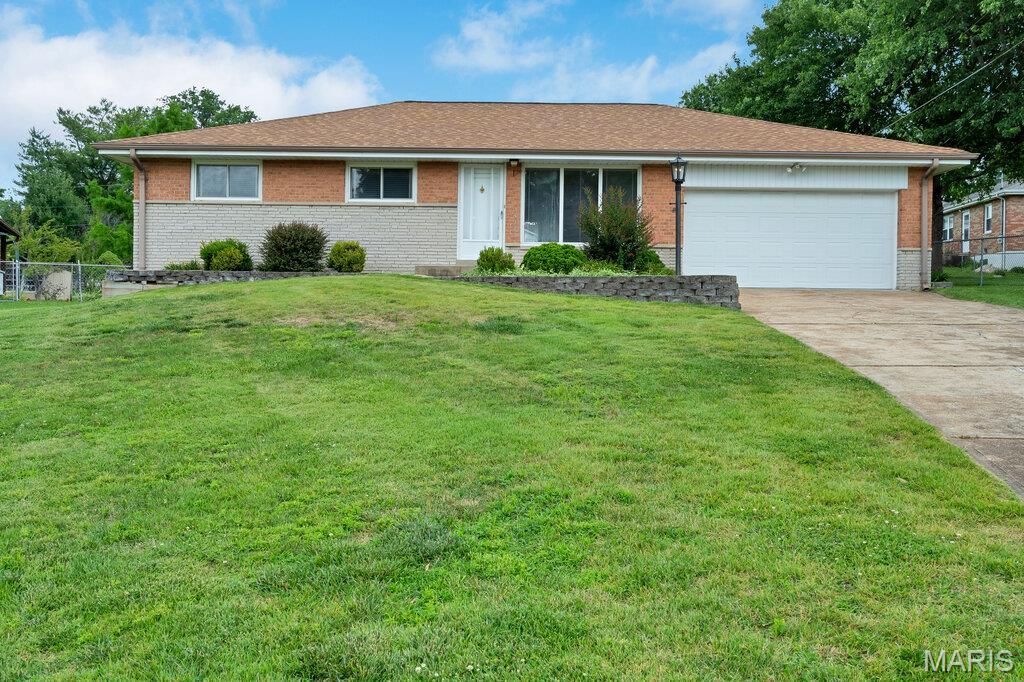 10629 Knollside Circle , Saint Louis, MO 63123 Main Photo