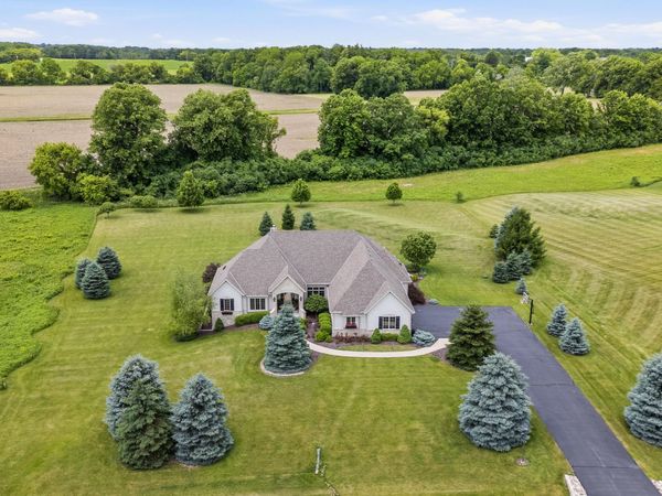 12575 N Hawks Glen Ct, Mequon, WI 53097