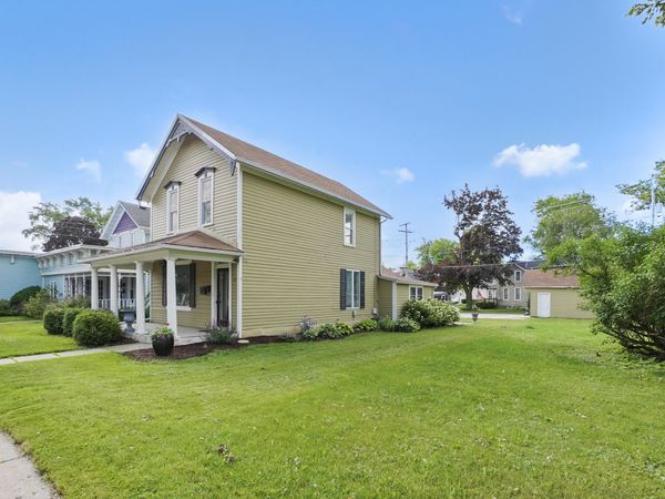 338 Oakton Ave, Pewaukee, WI 53072
