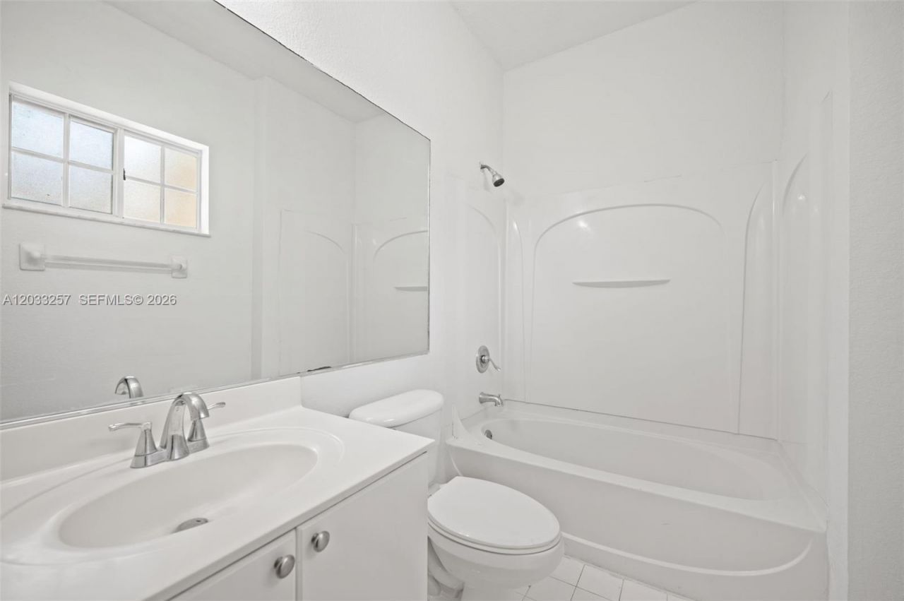 6900 NW 179th St, Unit 204-1, Hialeah, FL 33015 Photo