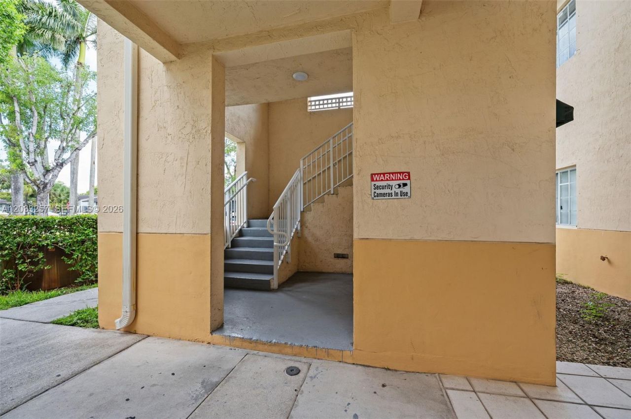 6900 NW 179th St, Unit 204-1, Hialeah, FL 33015 Photo