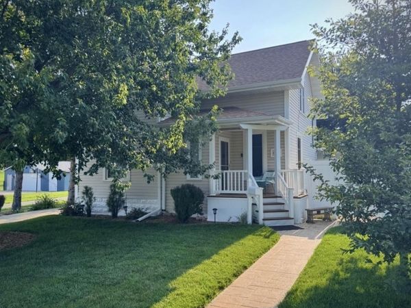 1715 7th Avenue, Belle Plaine, IA 52208