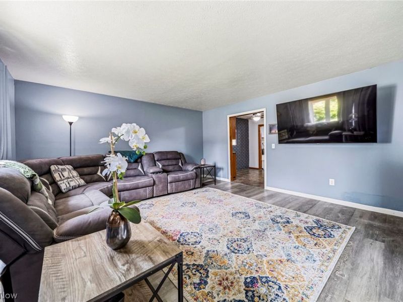 7519 Pinehurst Drive, Mentor on the Lake, OH 44060 Photo 2