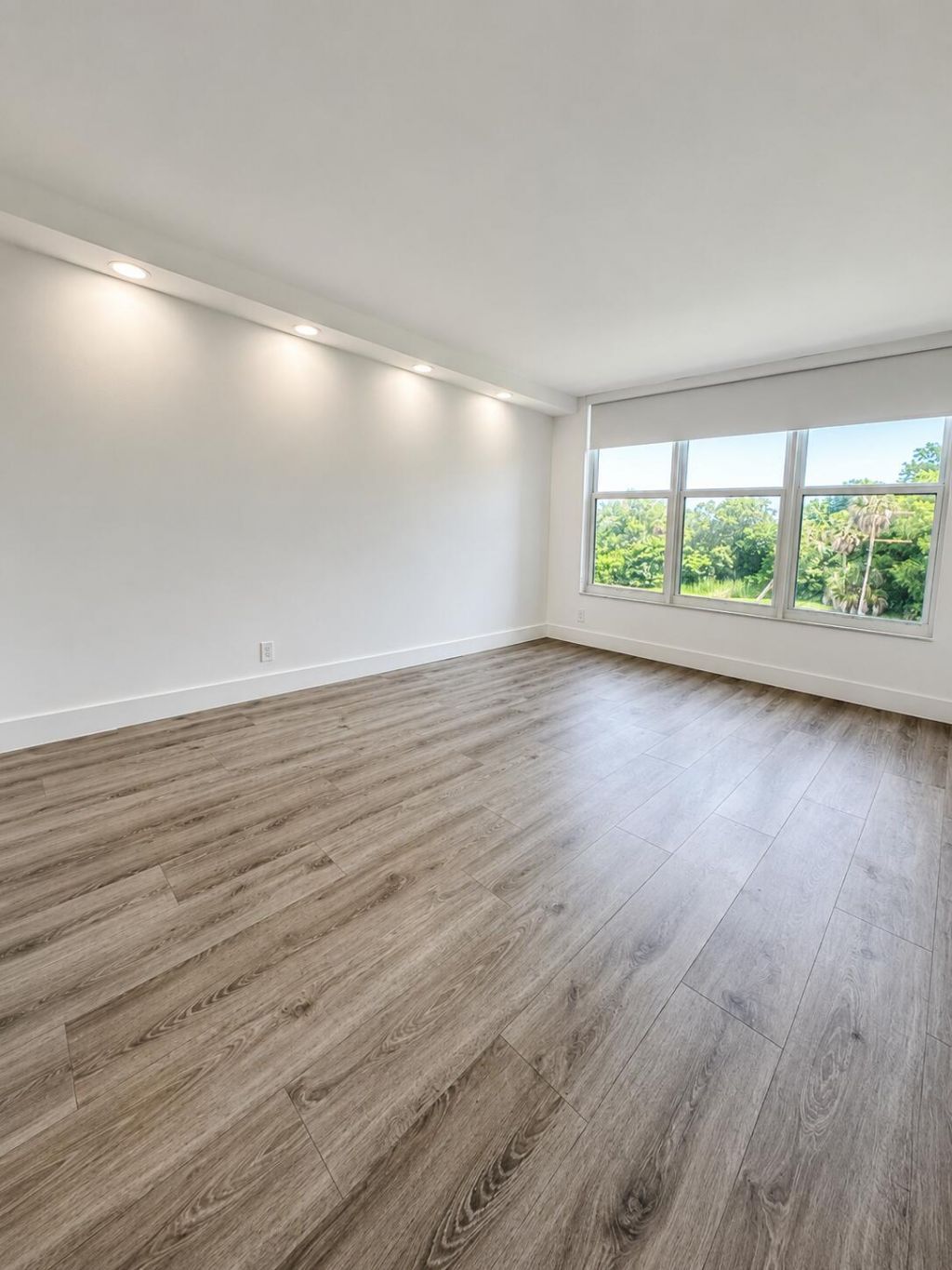 3930 Oaks Clubhouse Drive, Unit 303, Pompano Beach, FL 33069 Photo