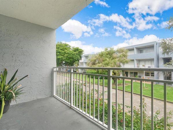 9369 Fontainebleau Blvd , Unit J225, Miami, FL 33172