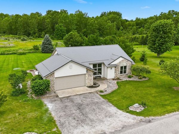 8377 N Hall Lake Rd, Kendallville, IN 46755
