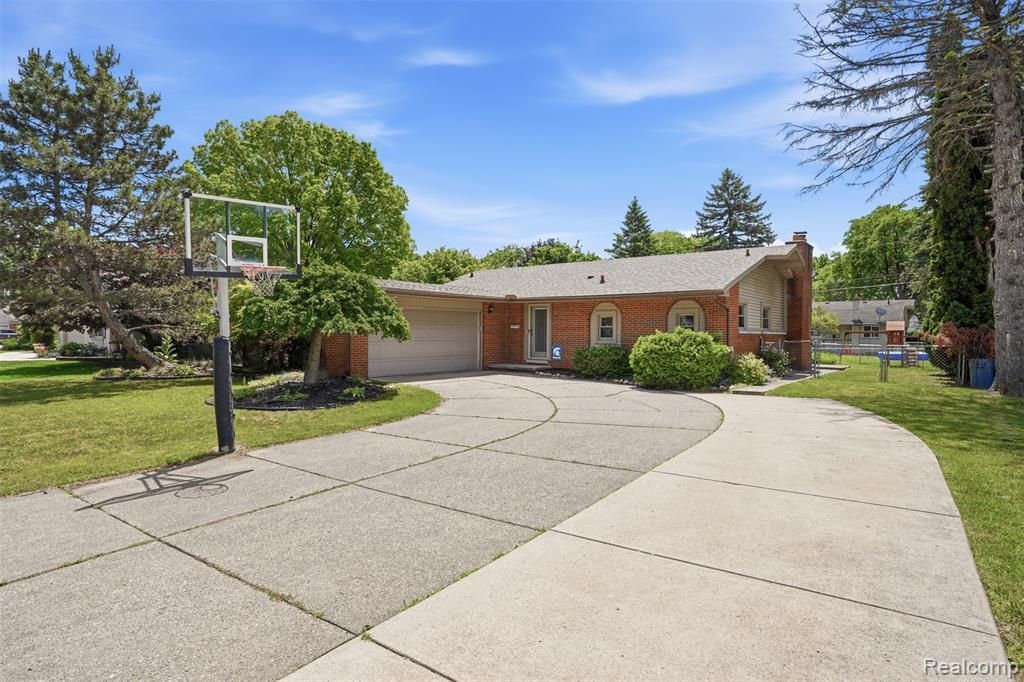 36273 Margareta Street, Livonia, MI 48152 Main Photo
