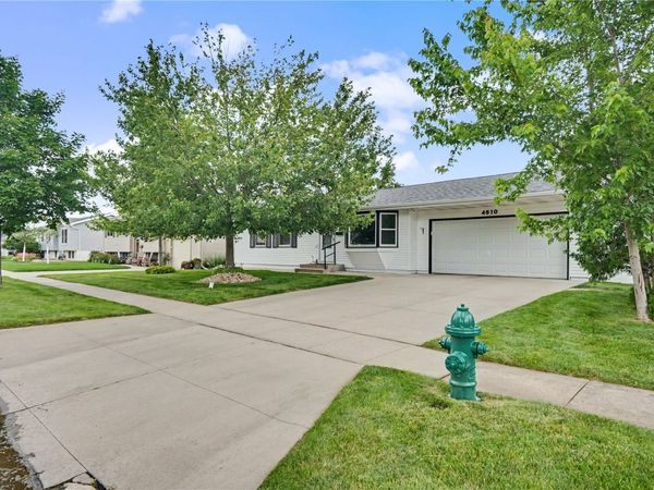 4610 Twin Pines Dr NE, Cedar Rapids, IA 52402
