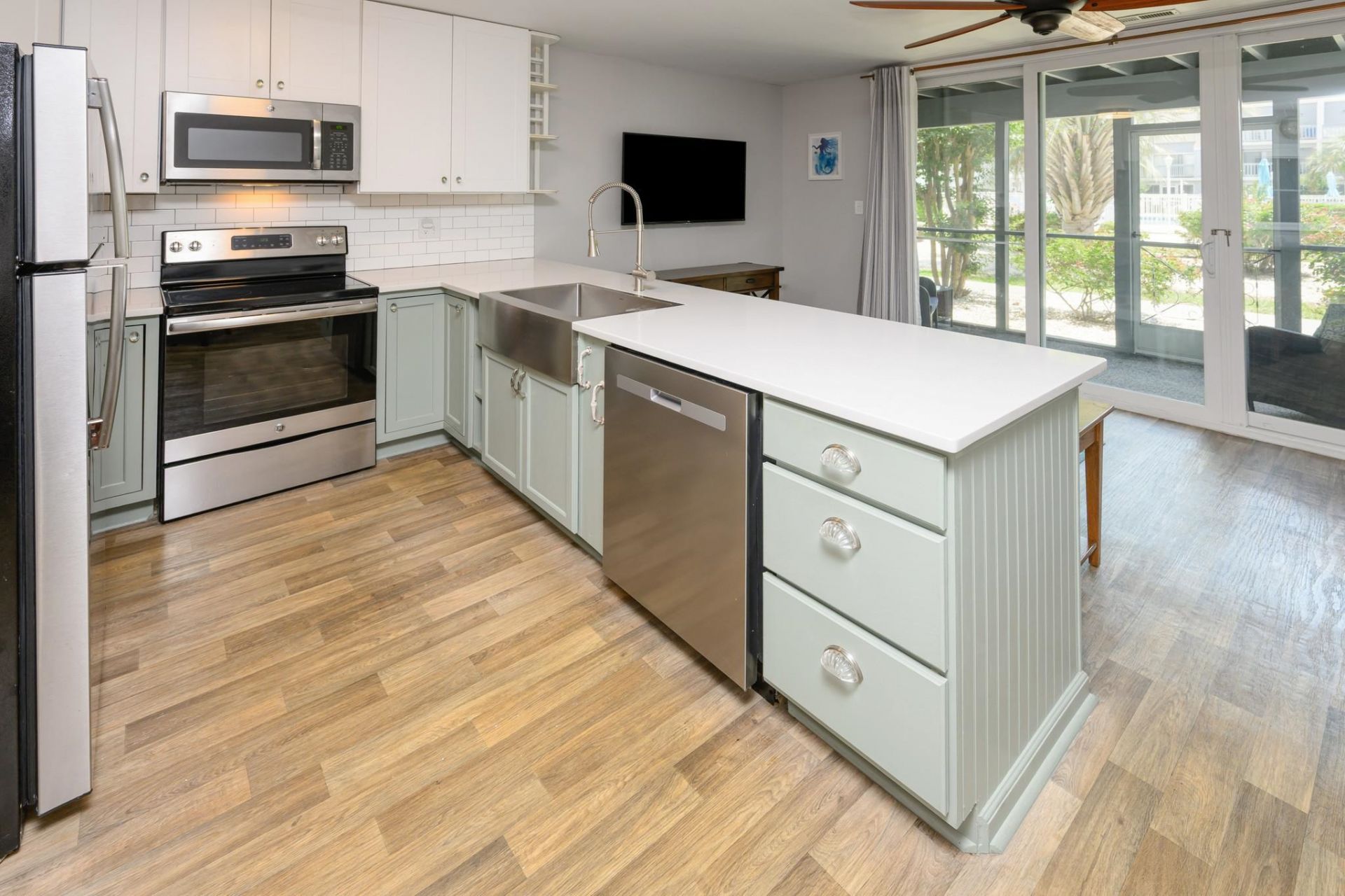 1890 Colony Dr.  Photo 2