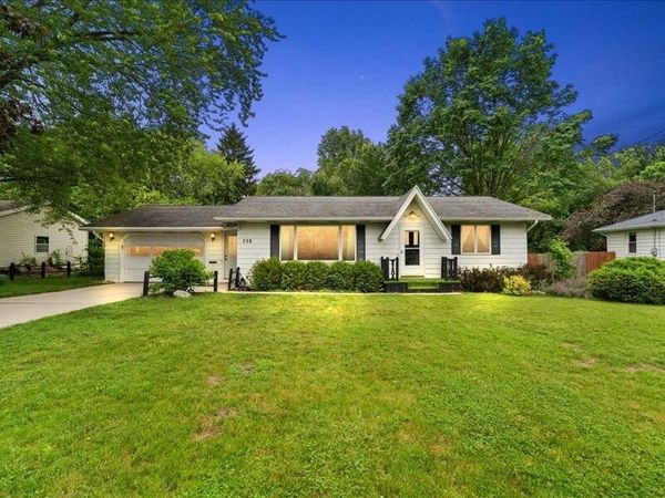 728 N Stewart Avenue, Fremont, MI 49412