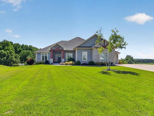 1852 Hunters TRAIL, West Bend, WI 53090