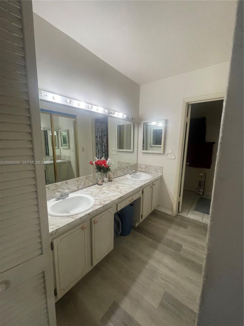 6945 W 2nd Way, Hialeah, FL 33014 Photo
