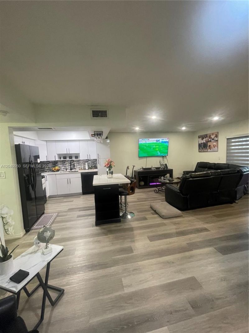 6945 W 2nd Way, Hialeah, FL 33014 Photo