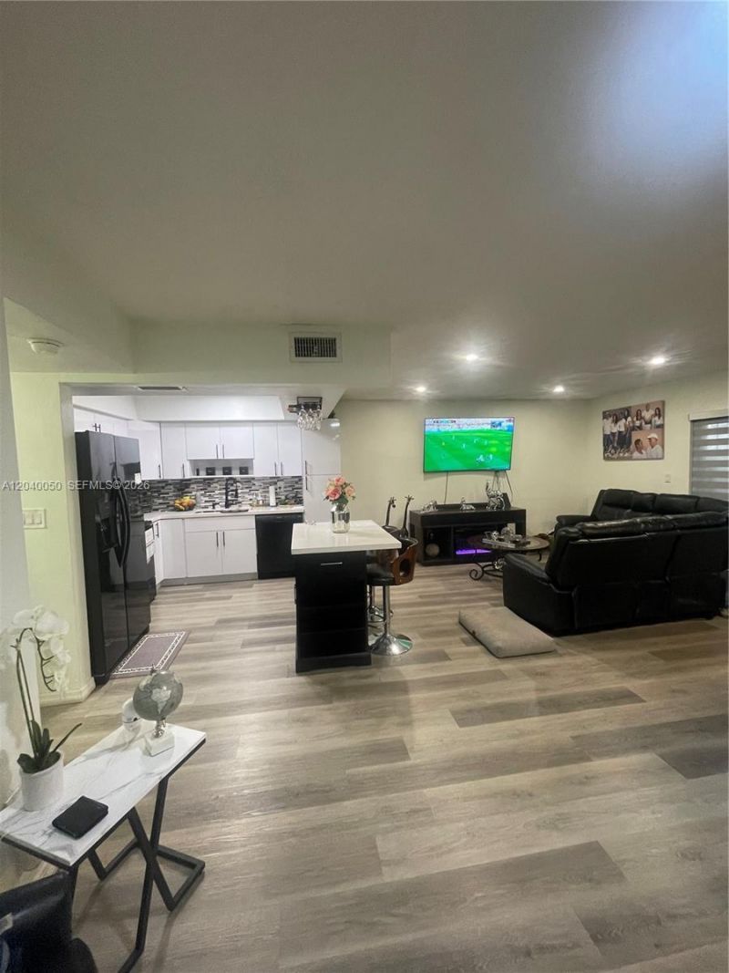 6945 W 2nd Way, Hialeah, FL 33014 Photo